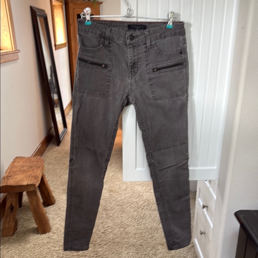 Sanctuary gray denim. Size 27 in excellent condition.